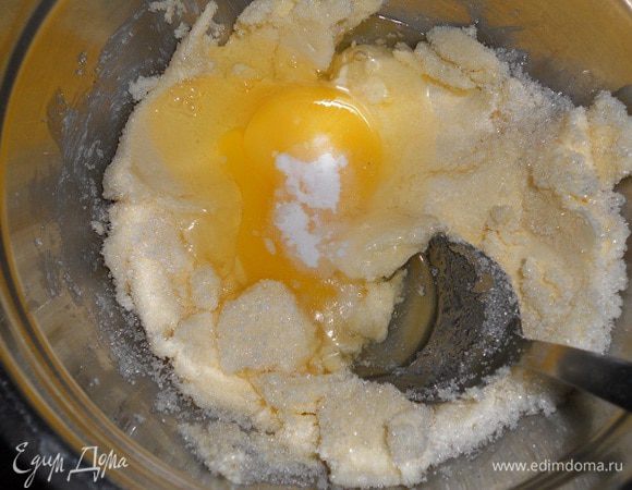 Добавить яйцо и щепотку соды.