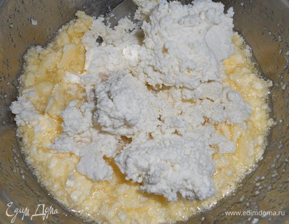 Добавить 5 ст. л. творога и перемешать.