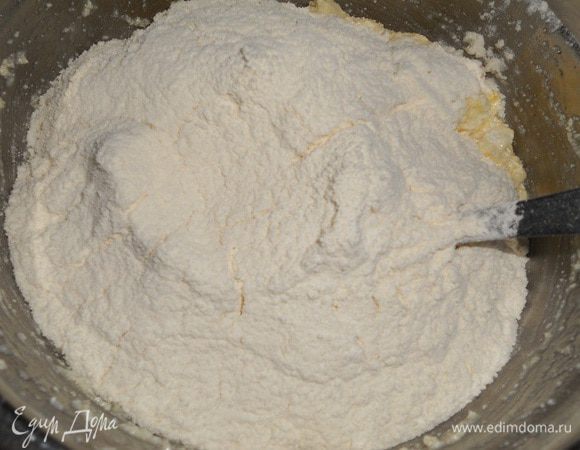 Добавить муку и замесить мягкое нежное тесто.