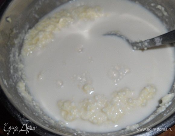 Влить сливки и перемешать.