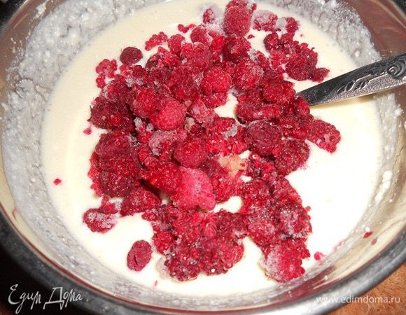 Добавить малину, лимонную цедру, корицу, крахмал и перемешать.