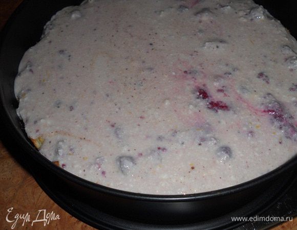 Тесто распределить по форме, запечь до золотистого цвета и влить творожную массу, выпекать далее при температуре 160 гр. до готовности, остудить и наслаждаться.