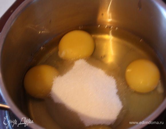 Последнее время,если я делаю бисквит, то делаю его либо на огне,либо на водяной бане. Яйца насыщаются кислородом при подогреве и масса становится гораздо воздушнее и пышнее.Можете сразу начать взбивать, но тогда уж пусть яйца будут комнатной температуры.В кастрюлю с толстым дном выливаем яйца и сахар и ставим на маленький огонь,постоянно помешивая. Подогреваем до температуры 45 градусов (или пока не пойдет пар). С водяной баней все проще, ставим термостойкую миску на кастрюлю с кипящей водой.