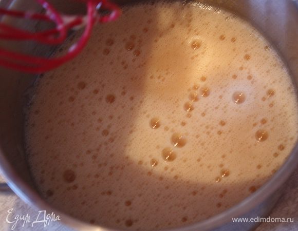 Масса начнет светлеть и станет пышной.