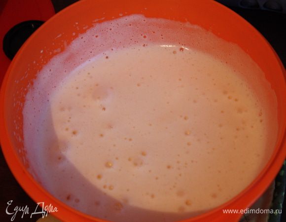 Убираем и начинаем взбивать на высокой скорости.Масса увеличиться в несколько раз и на ней будет оставлять след венчик.