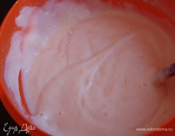 В несколько приемов введем муку, аккуратно помешивая снизу вверх.