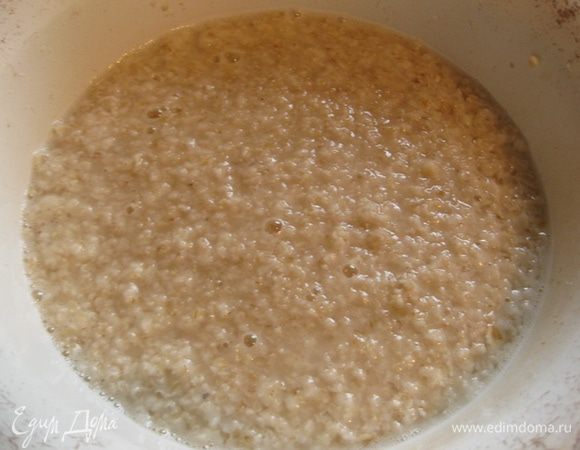 Залить овсяные хлопья кипятком в соотношении 1:2. Дать им настояться 5-10 мин. Они должны впитать всю воду и набухнуть.