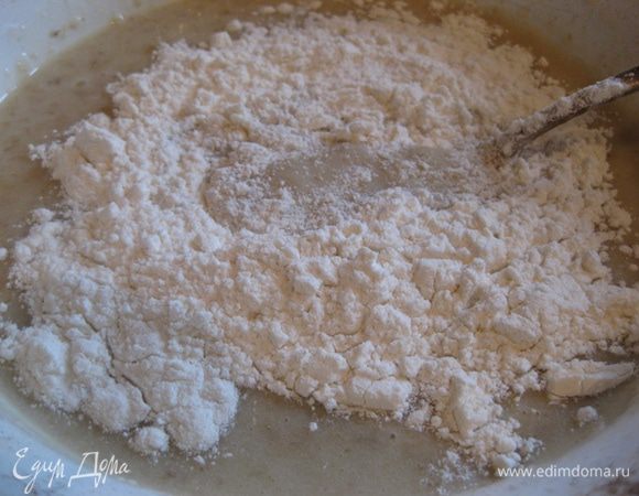 Добавить муку, сахар и соль по вкусу. Должна получиться однородная масса, не слишком жидкая.