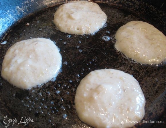 Разогреть сковородку, смазать её сливочным маслом, выливать на сковородку столовой ложкой и выпекать оладушки. Они очень-очень нежные, поэтому переворачивать их нужно очень аккуратно!!! 