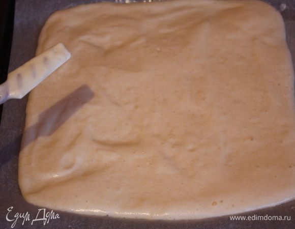 Тесто выливаем на пергамент, смазанный слив. маслом, и разравниваем, придавая форму прямоугольника. Сильно не надо размазывать,примерная толщина 1 см.