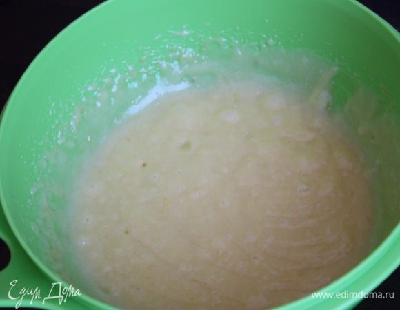 Крем нужно взбить, чтобы придать ему воздушность.