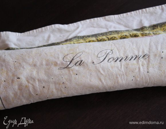 И аккуратно сворачиваем его в рулет.