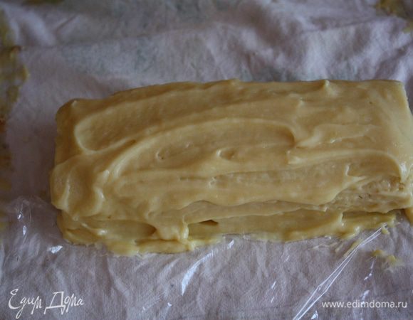 Оставляем полежать минут 20, разворачиваем и перекладываем на пищевую пленку, наносим оставшийся крем.