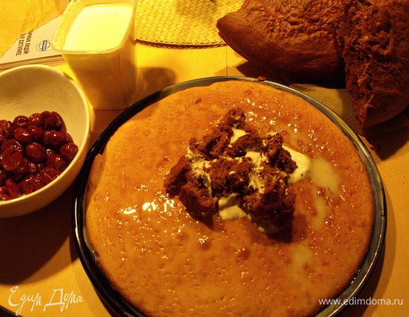 и вот начинается самое интересное...на белый корж выкладываем кусочки темного,предварительно обмакнув их в сметану...сметану не экономим...будет сочнее...