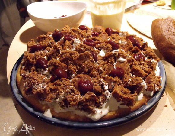 выкладываем плотненько....сверху равномерно, в первом слое, добавляем вишню...