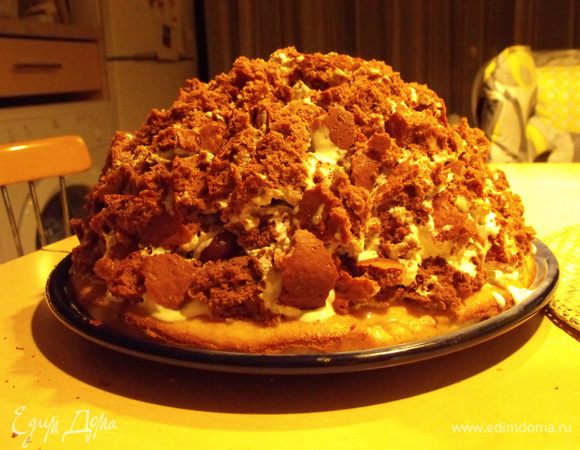 и так   выстраиваем нашего мальчика)))....вишню периодически распределяем между кусочками темного бисквита....и вот, что у нас получилось...