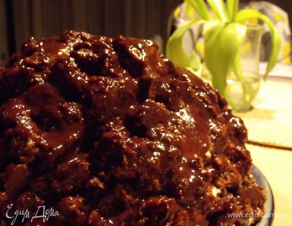  горячей глазурью обливаем  торт равномерно сверху и со всех сторон...я обычно пеку этот торт вечером...и ночью он у меня отдыхает и пропитывается