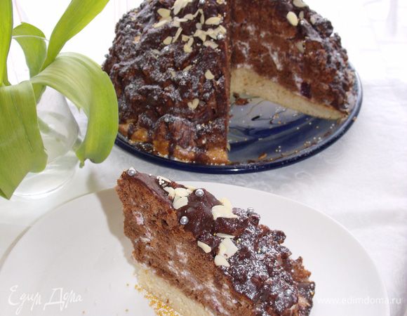 На утро украшаем ...я обсыпаю сахарной пудрой ... жемчужинками  и миндальными хлопьями... чтоб совсем было кучеряво))) Торт получается большой... 15 человек можно накормить смело.... Главное условие ...не жалеть сметаны, когда формируем торт, тогда он получается влажный и сочный...