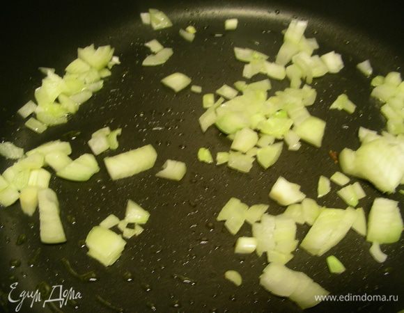 Лук мелко режем и обжариваем на оливковом масле до золотистого цвета минут 5.
