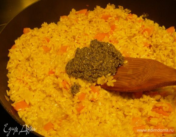 Добавляем песто и черный перец. Перемешиваем. Немного прогреваем ризотто.
