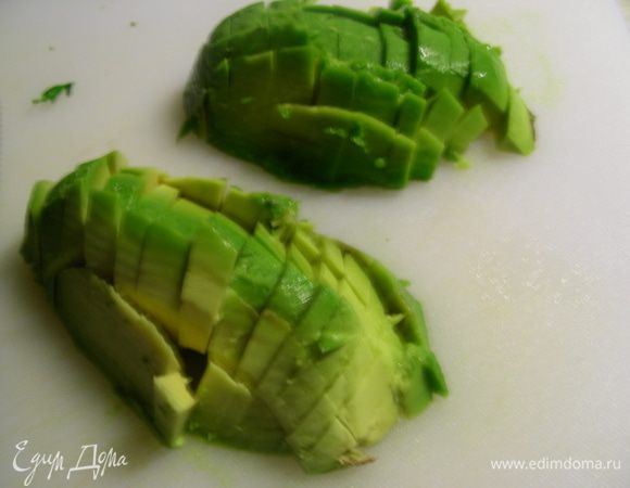 Авокадо режем кубиками. Добавляем его в ризотто в самом конце. Перемешиваем и снимаем с огня.
