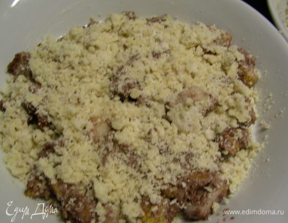 Для крошки смешиваем все ингредиенты. Лучше это делать быстро кончиками пальцев. Посыпаем ей сверху основу. Запекаем в духовке 180 гр 35 минут.
