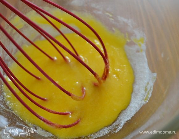 Начнем с приготовления заварного крема. Я его сделал по быстрому варианту (от Луки Монтерсино), с которым меня познакомила Ниночка (Nin@ G.Lov.) Для этого кастрюльку с молоком поставить на огонь. Отдельно взбить желтки с сахаром.