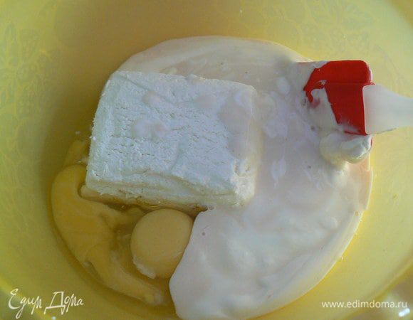 Смешать творог, яйца, сметану и соль. 