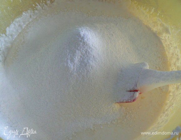  Добавить муку с разрыхлителем