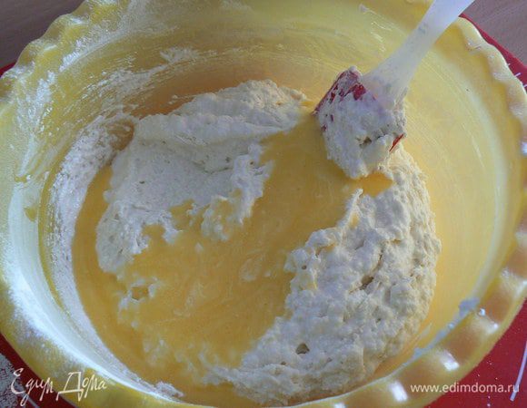 постепенно замешивая, влить масло