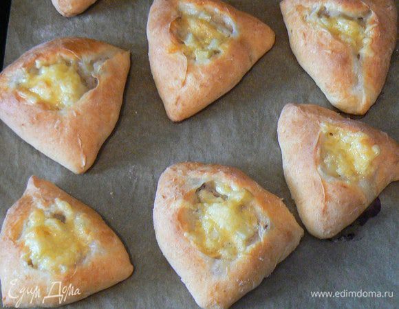 Выпекаем при температуре 200*С 25 минут, затем в  дырочку посыпаем тертый сыр, прикрыть фольгой - еще 20 минут. Сняв фольгу пару минут допекаем до румяной корочки.