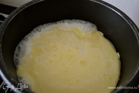 Вылить яичную смесь в горячее (не кипящее) молоко и не перемешивать! Дождаться когда молока начнет закипать и на поверхности появятся "вулканчики"...