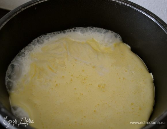 Вылить яичную смесь в горячее (не кипящее) молоко и не перемешивать! Дождаться когда молока начнет закипать и на поверхности появятся "вулканчики"... 