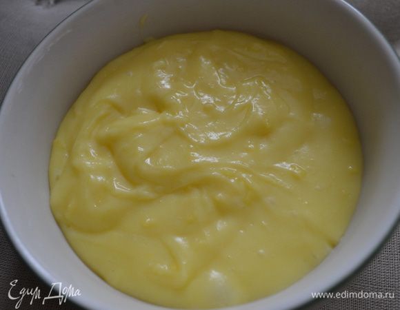 Переложить крем в керамическую чашку и накрыть пищевой пленкой в контакте с поверхностью крема, это поможет избежать образования пленки на креме в процессе его остывания. 