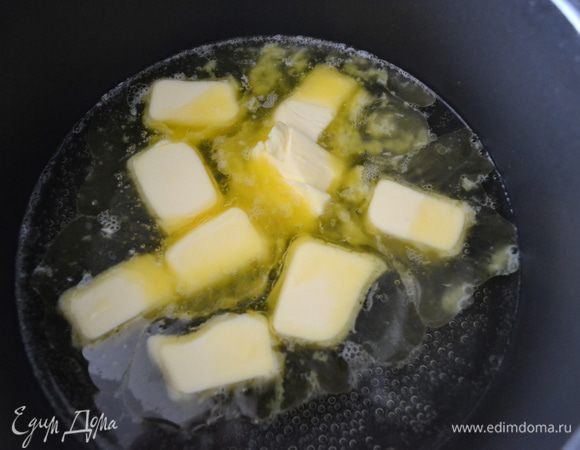 Итак, приступаем к приготовлению самих пончиков. В принципе, здесь тоже все достаточно просто. Нам необходимо приготовить заварное тесто, как на эклеры, или тесто "Шу" (pasta choux). Для этого, ставим на огонь кастрюльку с водой и добавляем туда масло и щепотку соли.    