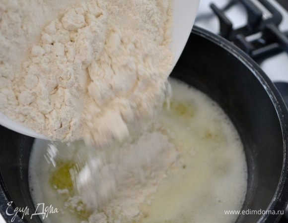 Отмерить нужное нам количество муки. Как только вода с маслом закипит, убавить огонь и добавить всю муку, как следует все перемешать. 