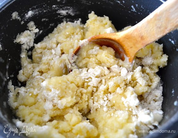 Заваривать тесто на слабом огне еще минуты 2, чтобы оно подсохло. 