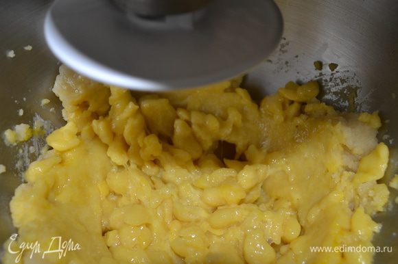 Переложить тесто в объемную миску и ввести в него по одному 5 яиц. По выбору, это можно сделать как вручную, так и с помощью миксера или кухонного комбайна.