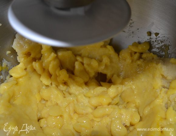 Переложить тесто в объемную миску и ввести в него по одному 5 яиц. По выбору, это можно сделать как вручную, так и с помощью миксера или кухонного комбайна.