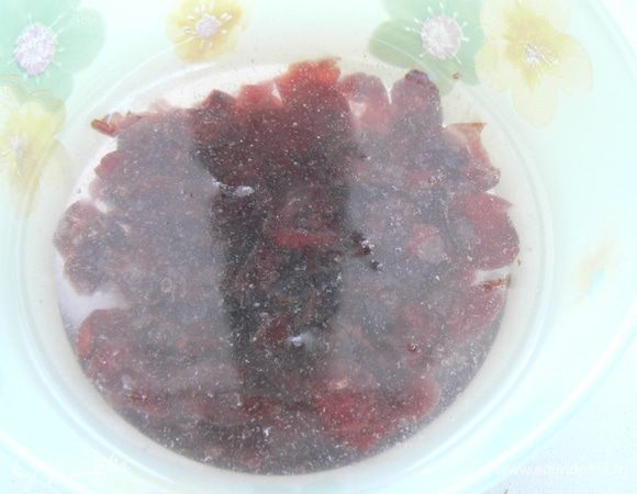 Клюкву вымыть, залить кипятком на 1 минуту. Воду слить, ягоды обсушить на салфетке.