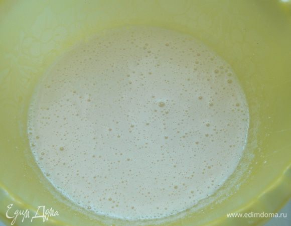 Яйцо взбить с сахаром, ванильным сахаром и сметаной в пышную массу.