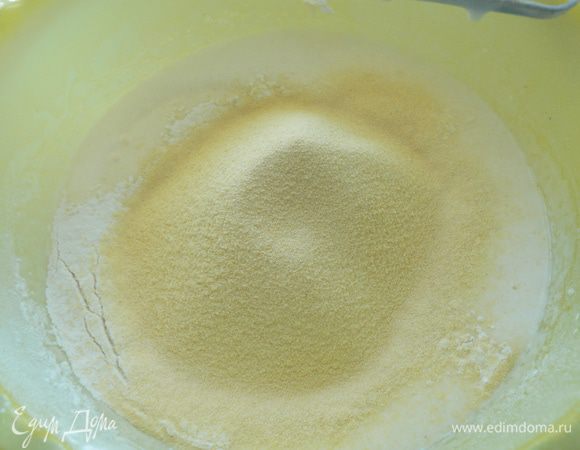 Добавить муку с разрыхлителем, перемешать в однородную массу без комочков