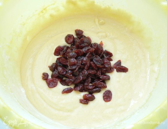 добавить клюкву, перемешать.