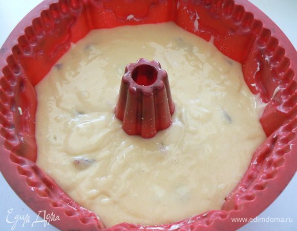 Тесто выложить в форму для выпечки и поставить в духовку при температуре 190-200 градусов на 35-40 минут.