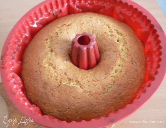 Кекс остудить в форме, затем аккуратно вынуть.