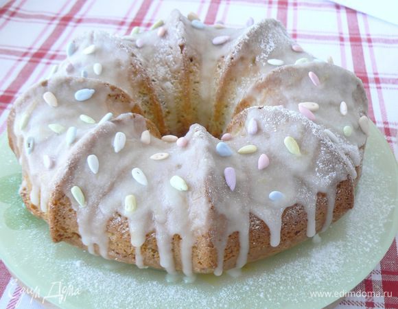 Для глазури смешать сахарную пудру с лимонным соком,нанести на остывший кекс.