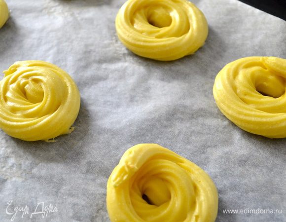 Теперь самое главное! В большинстве рецептов этих традиционных сладостей (пончиков), сформированные таким образом бублички-пончики сразу обжариваются в большом количестве масла...... Но в рецепте, который я видела в одной итальянской кулинарной программе, пончики предварительно ставятся в разогретую до 200 С духовку буквально на 5 минут!!! За эти 5 минут наши пончики успевают немного округлиться и приподняться...., не более того... 