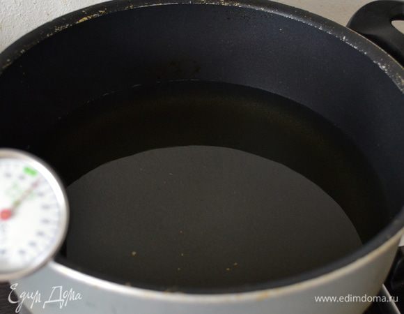 Тем временем в кастрюлю наливаем достаточное количество масла для фритюра (арахисовое или другое растительное...., только не оливковое) и доводим его до температуры 170-180 С. (измерять, желательно с помощью термометра...ну, или положиться на свой опыт обжаривания во фритюре)))