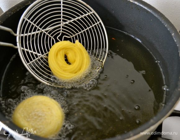 Пончики выкладываем в горячее масло небольшими порциями (по 2-3 шт.) и обжариваем с двух сторон до красивого золотистого цвета! )) ВАЖНО: предотвратить присутствие в данный момент поблизости детей!!!  