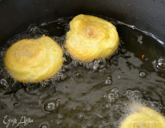 Пончики отлично раздуваются и равномерно обжариваются! А также замечательно пропекаются)) Пока у меня обжаривалась первая партия пончиков из духовки, вторая партия стояла в духовке, на очереди... Кстати, я все-таки решила сравнить и пару пончиков попробовала обжарить без предварительного запекания... Результат отличался!... Те, что сначала прошли "термообработку" в духовке при погружении в масло сразу же начинали раздуваться, и на выходе казались менее впитавшими в себя жир при обжаривании... Кстати, и выкладывать в горячее масло намного удобнее те, что из духовки, чем совершенно сырые.